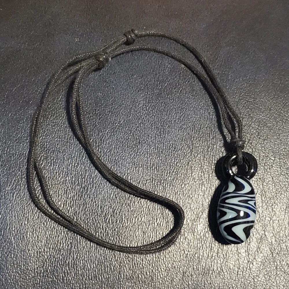 Adjustable glass necklace